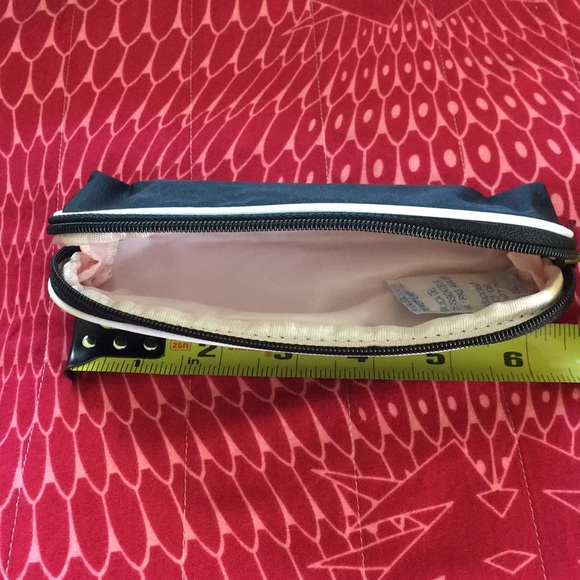 Mary Kay makeup bag - Picture 3 of 4